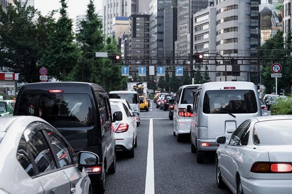 Banyak mobil sedang macet di jalan